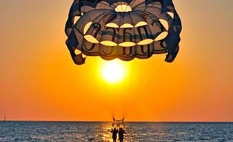Parasailing bei Sonnenuntergang
