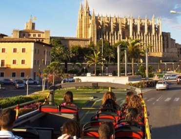 Palma de Mallorca 24 Stunden Hop-on und Hop-off Stadtrundfahrt.
