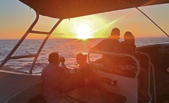 Sonnenuntergang-Ausflug an Board der Fantasy (Tragflügelboot)