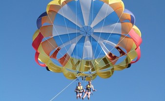 Parascending Flug vor der Küste