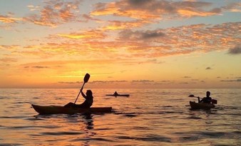Kayakstunden bei Sonnenuntergang in Punta del Hidalgo.