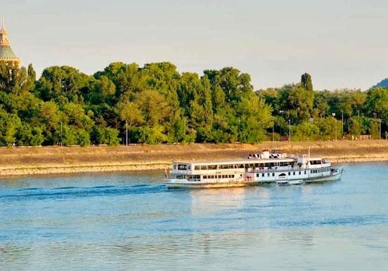 Sightseeing cruise Budapest.jpg