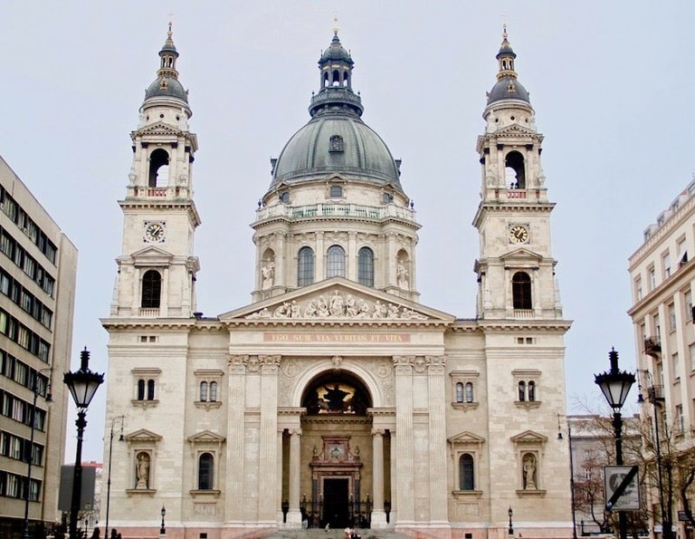 Budapest Saint Stephens basilica.jpg