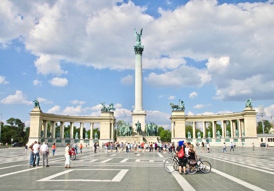 Heroes square in Budapest.jpg