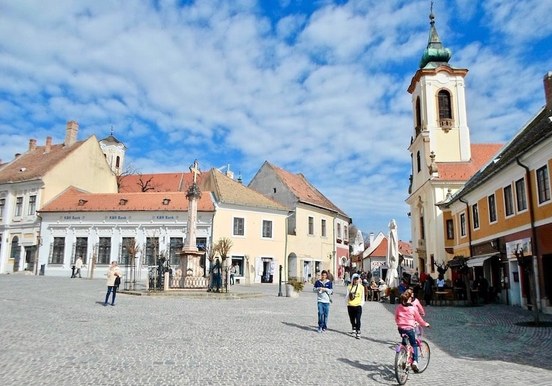 Danube bend tour Szentendre downtown.jpg