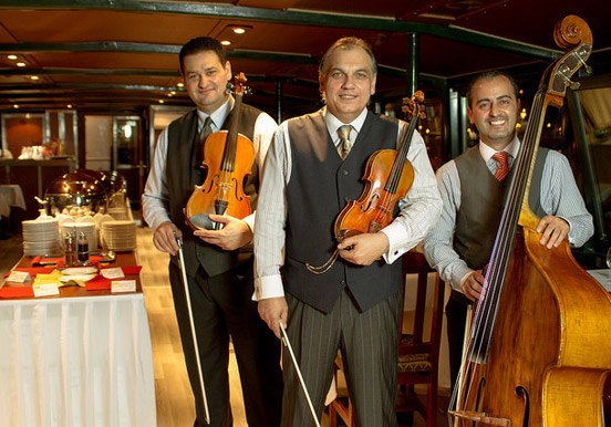 Live music while dining and cruising on Danube
