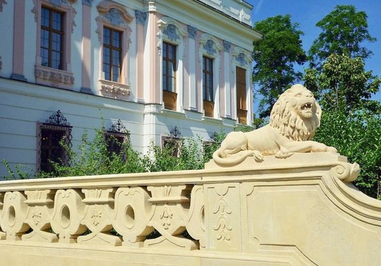 History and Sisi romance tour Budapest departure.jpg