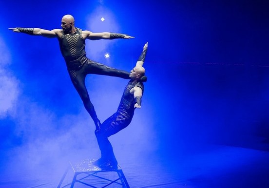 Acrobatic circus show Budapest.jpg