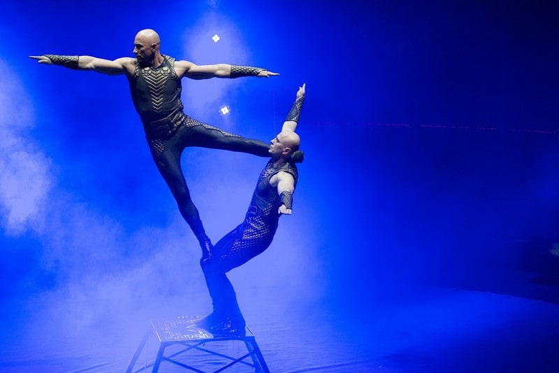 Acrobatic circus show Budapest.jpg