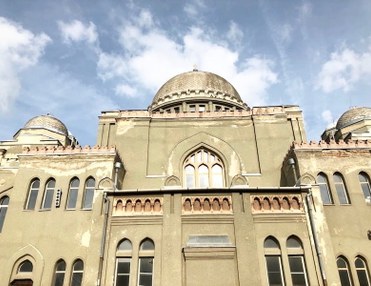 In the footsteps of Hasidic communities (Kosher option available)