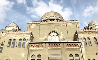 In the footsteps of Hasidic communities (Kosher option available)