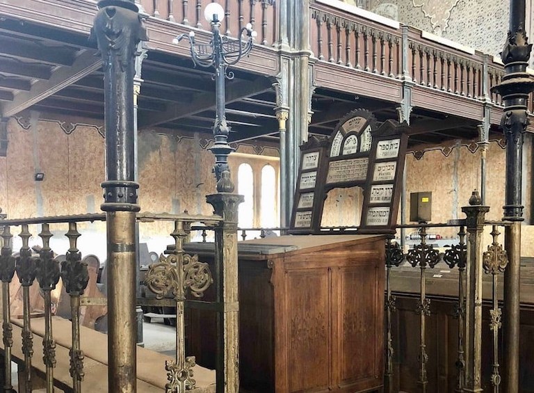 Jewish synogogue interior.jpg