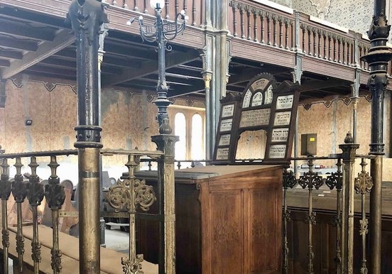 Jewish synogogue interior.jpg