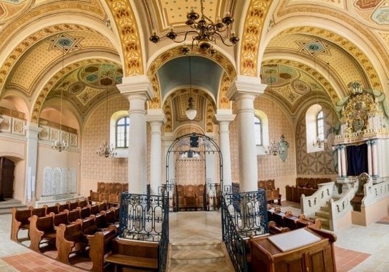Mád Synagogue and rabbi house.jpg