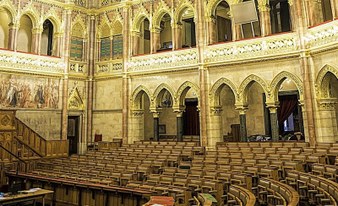 Parliament Tour and Dinner Cruise with live music
