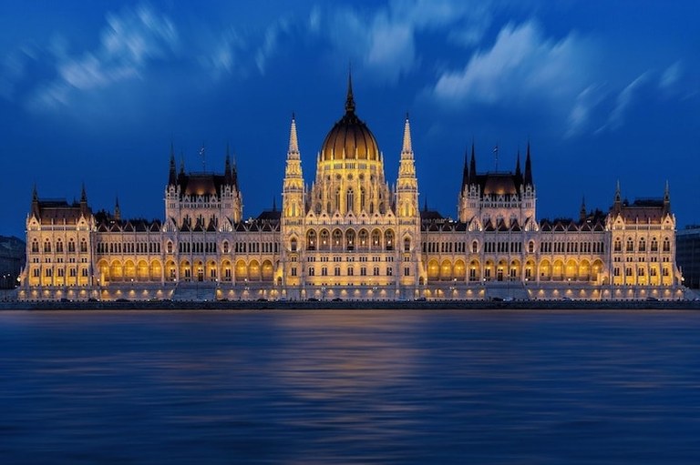 Night view of Budapest parliament.jpg