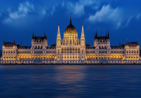 Night view of Budapest parliament.jpg