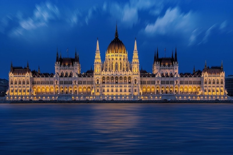 Night view of Budapest parliament.jpg