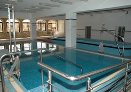 Disabled-friendly swimming pool for diving courses.jpg