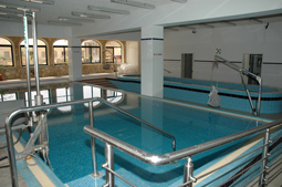 Disabled-friendly swimming pool for diving courses.jpg
