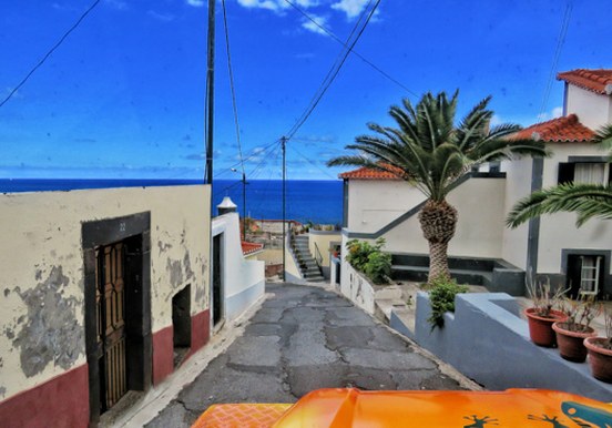 Camara de Lobos colorful houses