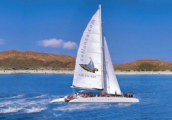 Catamaran sailing to Papagayo.jpg