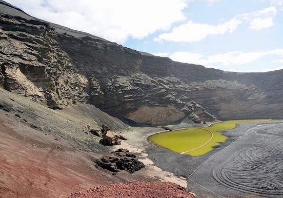 The green lake in the golfo region of Lanzarote.jpg