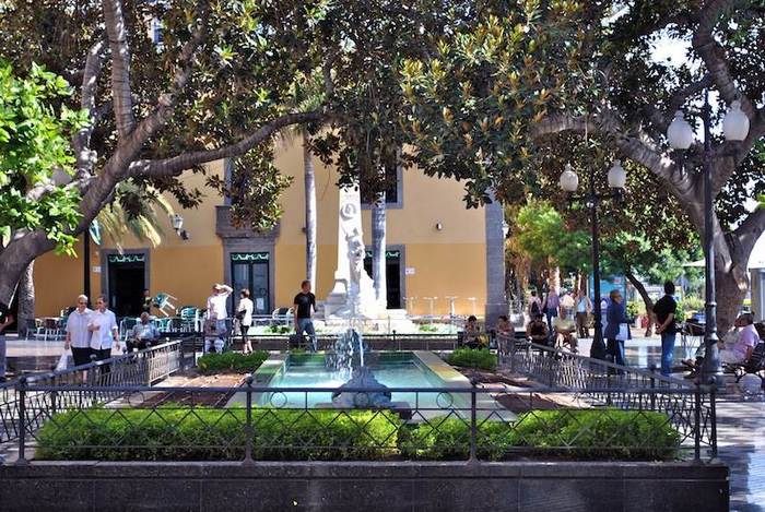Frog fountain at the plaza, Las Palmas.jpg