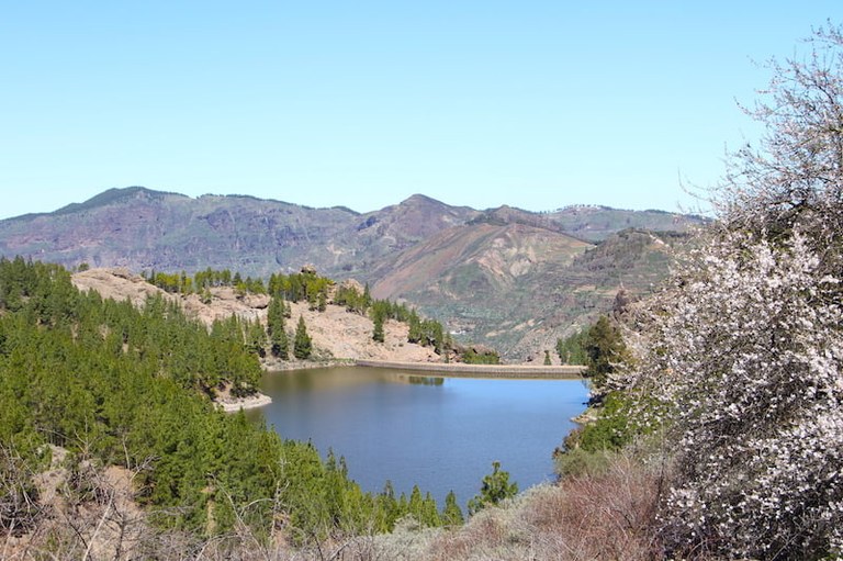 Beautiful dam of Gran Canaria helicopter.JPG