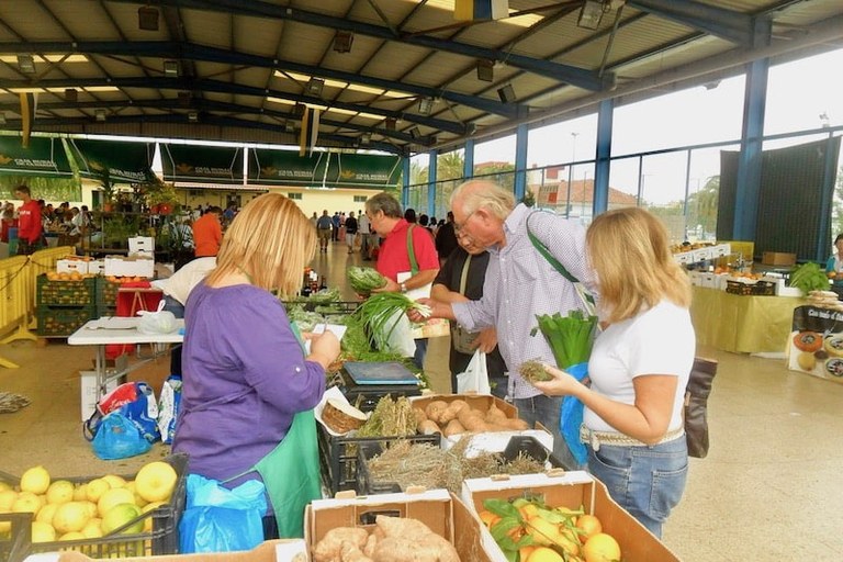 Market visit on bike tour.jpg