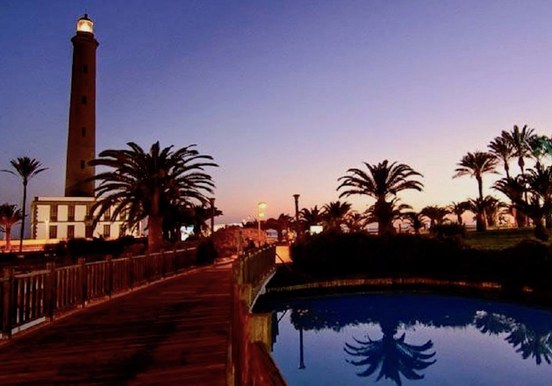 maspalomas lighthouse by night.jpg