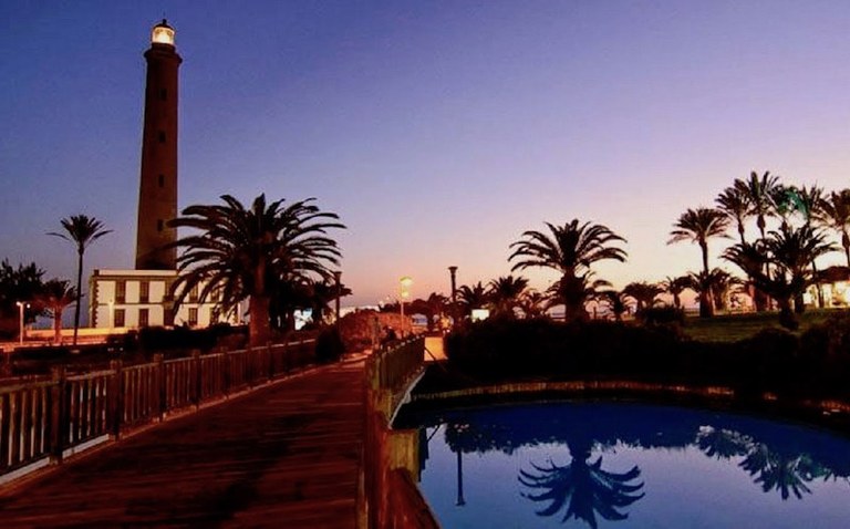 maspalomas lighthouse by night.jpg
