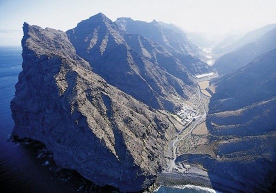 helicopter tour of Gran Canaria mountain ranges and landscape