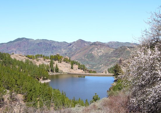 Beautiful dam of Gran Canaria helicopter.JPG