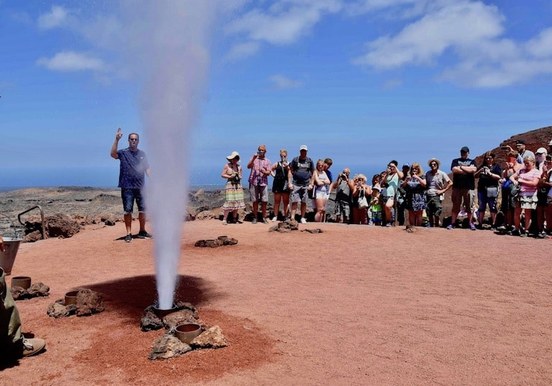 Demonstration of volcanic power at Timanfaya.jpg
