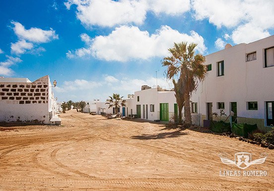 explore the streets of La Graciosa island