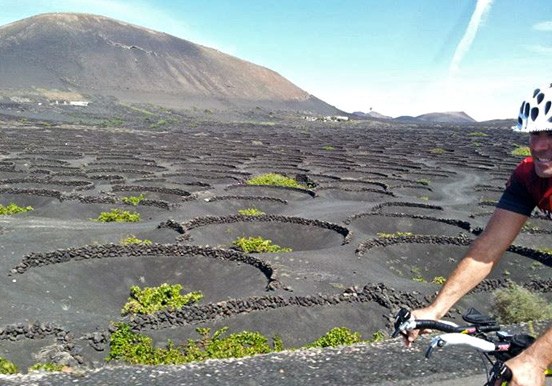 see Lanzarote volcanic landscapes while on road bike tour