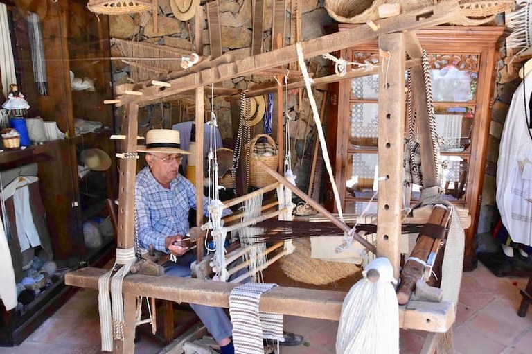 Traditional weaving in Betancuria Fuerteventura.jpg