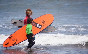 Surf lesson in El Médano Bay (family friendly)