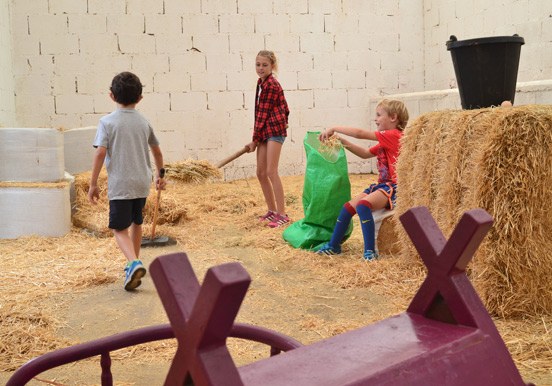 kids playing at the barn in La Granja Verde