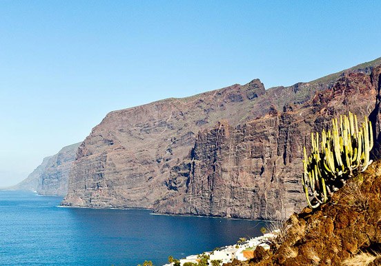 witness the views of Los Gigantes via island tour