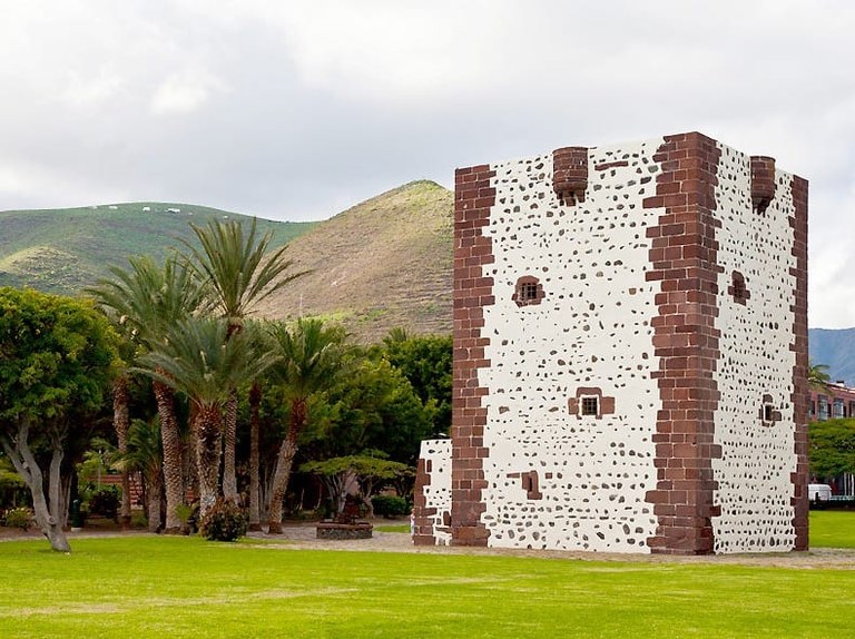 Torre de Conde towel in San Sebastian.jpg