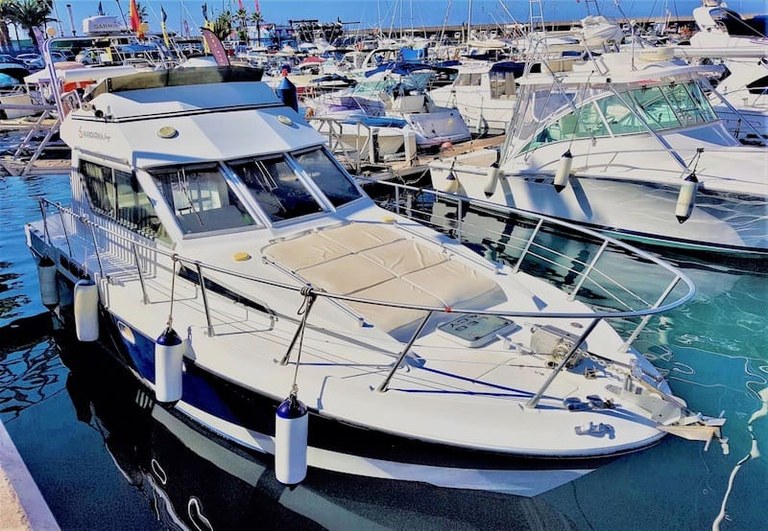 Mandarina yacht front view.jpg