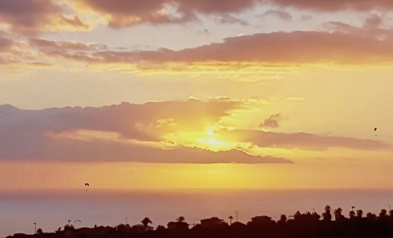 Sunset view of surrounding areas from Teide.jpg