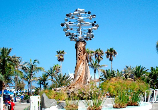 César Manrique sculpture at Lago Martiánez