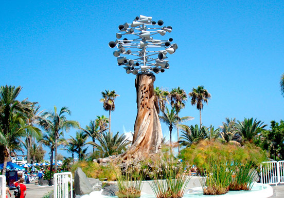 César Manrique sculpture at Lago Martiánez