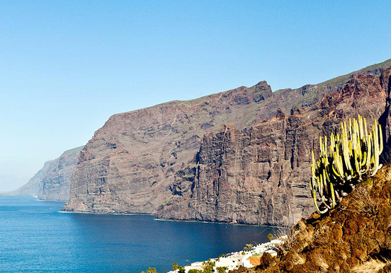 witness the views of Los Gigantes via island tour