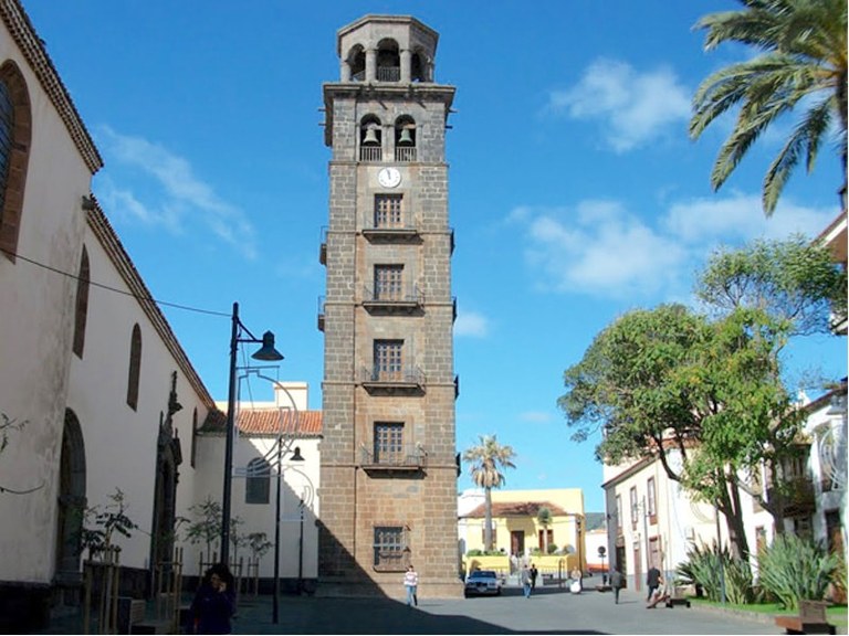 Bus tour to visit La Laguna.jpg
