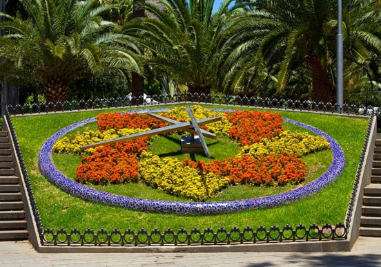 the flower clock in Parque Garcia Sanabria