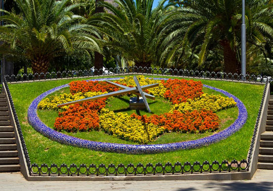 the flower clock in Parque Garcia Sanabria